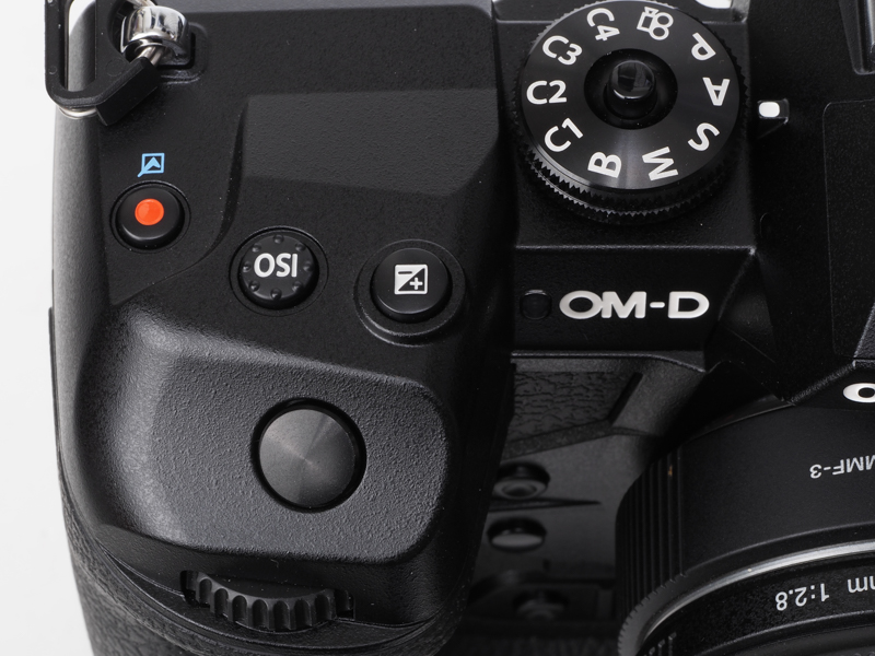 シャッターボタン周り。個人的にはISO感度設定ボタンが独立で存在しているのが涙出そうです。スペースが無駄にあるように見えるのは、デザインの処理なのか、何か理由があるのかしら。