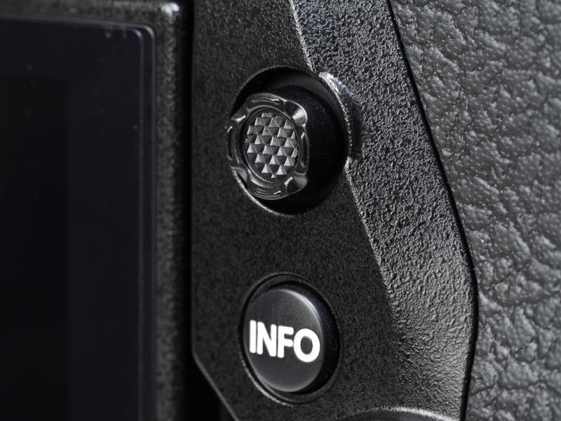 背面のグリグリ、じゃなかったマルチセレクターですね。AFエリアの選択だけではなく、コマ送りとか、感度の選択とか。指先に当たる感触もなかなか良い感じです。