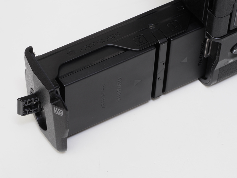 バッテリーは2個を縦置き収納。このカタチが新鮮です。私は高速連写をすることがないのでバッテリーの持ちをさほど気にかけないんですが、やはり長時間にわたる撮影とか、アサインメントの撮影では安心感があります。