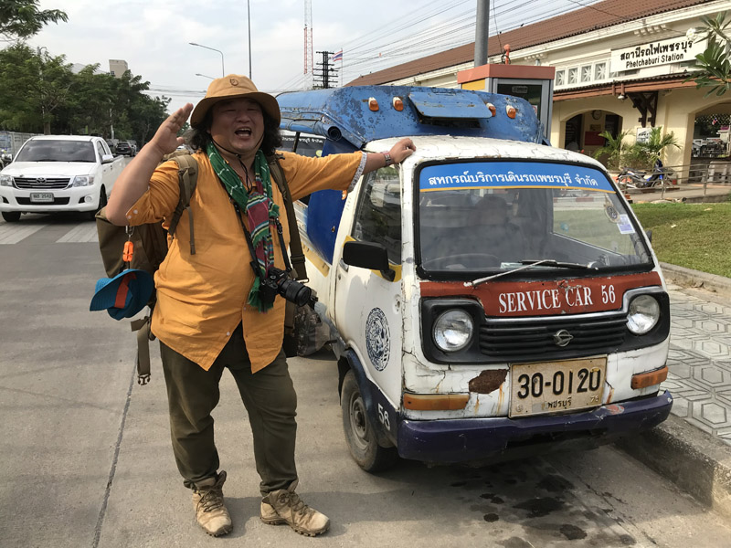 メークロン市場は、メークロン線の始発駅。この路線はもと私鉄だったこともあり、タイ国鉄の路線と接続していません。ということで、国鉄の駅からタクシーをチャーターしました。かな〜り古いハイゼットトラックで、頑張れば持ち上げられそうな大きさでしたが、ちゃんと後ろは客室になっており、はみ出さずに移動できました（笑）。まぁ僕の取材車は軽トラを改造したキャンピングカーなので、実はあんまり変わらないのですが……。