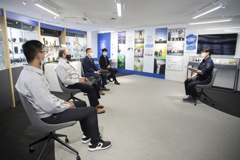 インタビューは株式会社タムロン本社の2階ロビーでおこなわれました