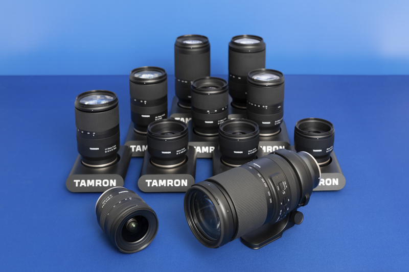 タムロンのミラーレス用レンズ。手前は新製品の「11-20mm F/2.8 Di III-A RXD（Model B060）」（左）、「150-500mm F/5-6.7 Di III VC VXD（Model A057）」（右）。