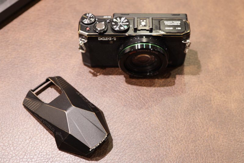 トップカバーに真鍮部材を用いたレンズ一体型カメラ「PENTAX MX-1」。写真の実機はTKO氏のカスタムが施された状態