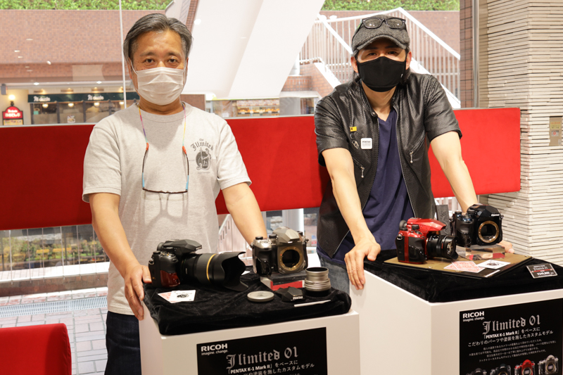 J limited企画を掘り下げていくのにあたり、プロジェクトメンバーを代表してTKO氏（右）とアニキ（左）にお話を聞いていった。実機が展示されている東京・新宿のリコーイメージングスクエア東京にて