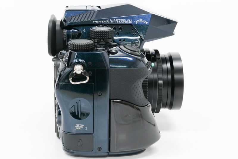 ちょっと前にグリップがせり出す形状は、35mm判フルサイズ機ならではの問題解決も意図したものとなっている。どうしてもレンズが大きく重くなってきてしまうことから、重心が前のめりとなってしまう。だからこそ、ふんばりをきかせるために、このカタチにしている。同社の中判デジタル一眼レフカメラ「PENTAX 645D」も大きく重いレンズの装着・使用をみこんで、同様のアプローチになっているのだという