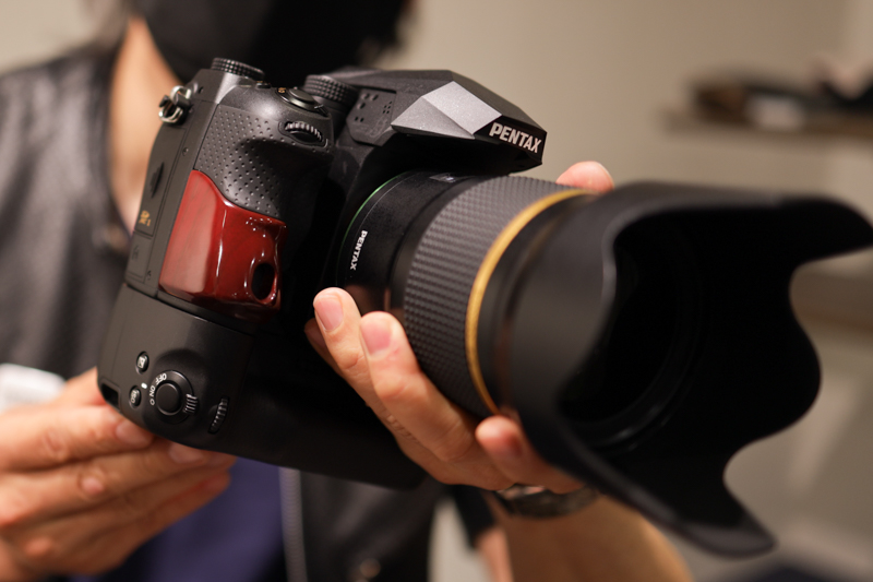 縦位置グリップを装着した状態。この状態でも自然に指がかかる