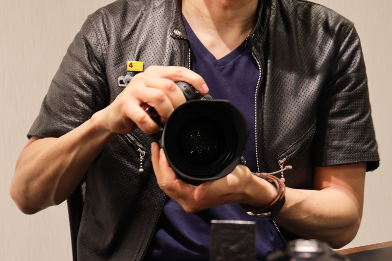 握った時に手の位置を誘導するカタチ。握った時に小指がせりあがる感じ。小指がせりあがる分、中指に力配分がくる分、ガッチリと握ることができる