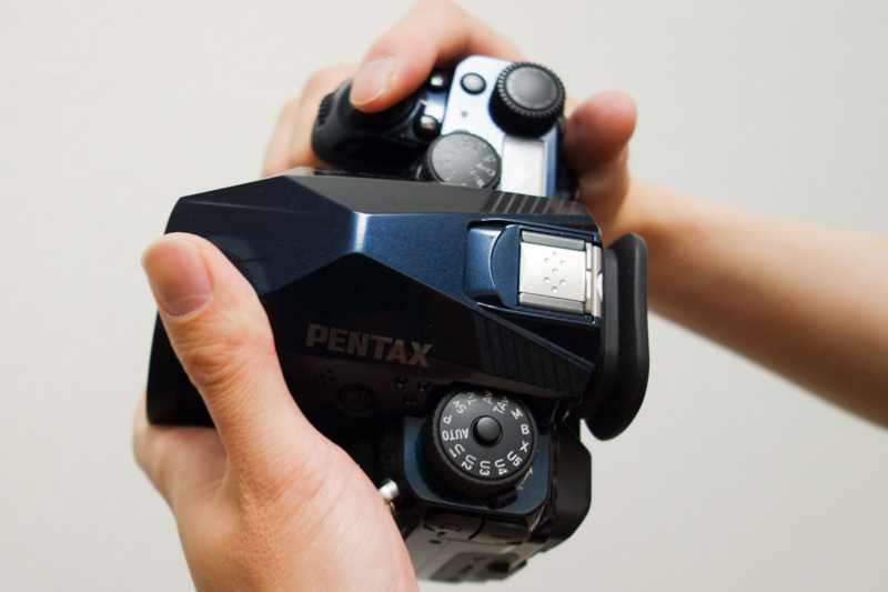 FA Limitedシリーズ中でも43mmは最もコンパクト。ちょうどペンタ部カバーのせり出しがレンズ先端部にかかる程のサイズ感となる