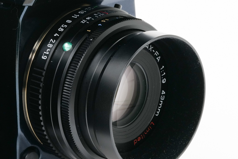 側面から見ると、ちらりとマウント部の地金がのぞく。華やかなブライトゴールドの色味がブラックカラーのレンズとダークグリーンのボディとの間で、よいアクセントカラーとなっている。表面は無地で実直さを表現しながらも、裏地を華やかなデザインにすることで個性を主張する、そうした粋が宿っていると感じさせる部分だ