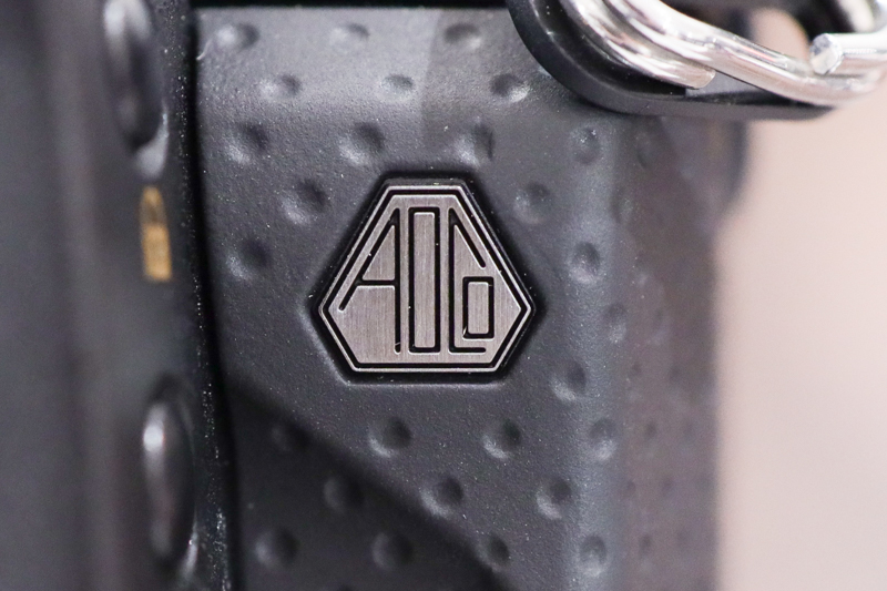 左ボディ前面部に設けられた「AOCo」バッジ。AとCの頂点部分がかなり鋭角で仕上げられていることがわかる