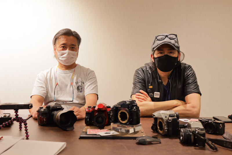 J limitedプロジェクトのメンバーを代表してTKO氏（右）とアニキ（左）にデザインアプローチやコダワリポイントを掘り下げて聞いていった