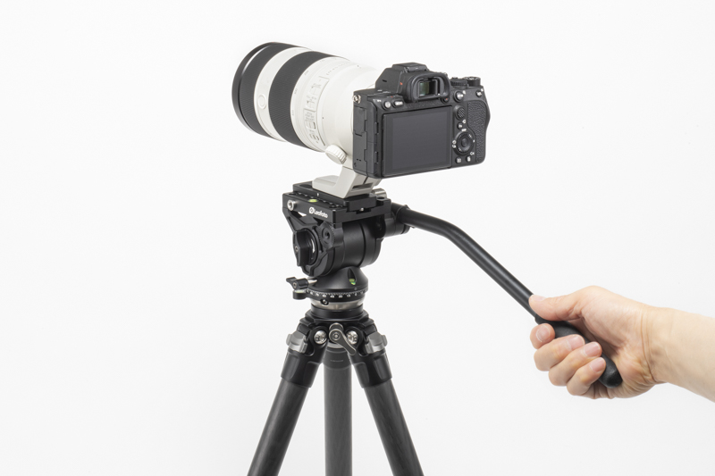 BV-10なら離陸していく機体を斜めに追いかけても、水平をキープ可能。飛行機に当たる光が一番良い状態や、旋回シーンの中で特に理想的な瞬間を逃さず捉えられる