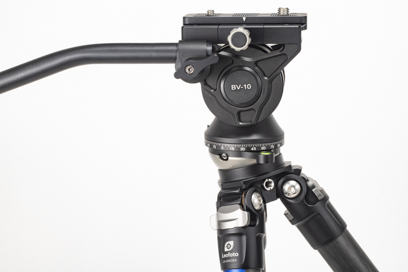 レベリングベースとは、雲台を水平にする機材だ。足場の悪い場所や、斜めに三脚を設置せざるを得ない場所でもカメラを水平にできるベースが三脚に装備されている。