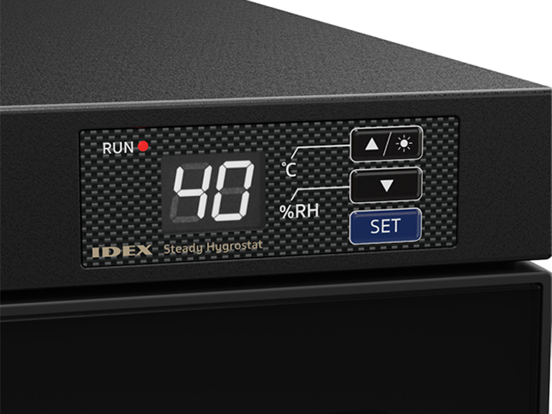 操作パネル。表示の明るさは3段階で調節可能。