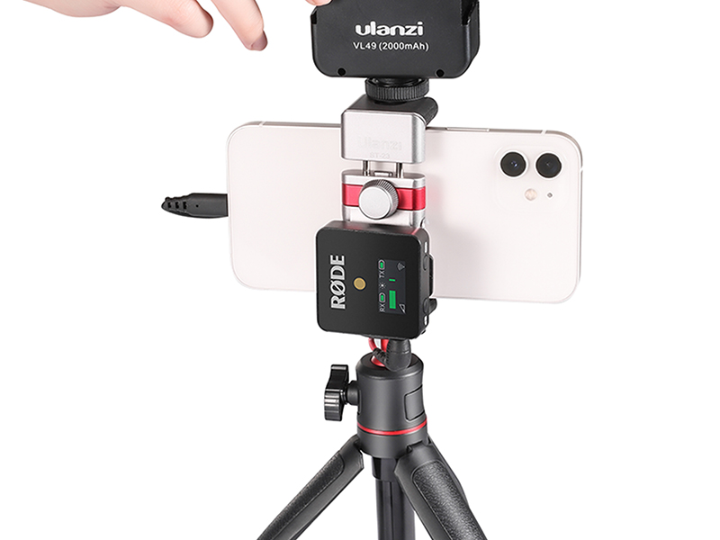 2カ所にアクセサリーシューを備えている