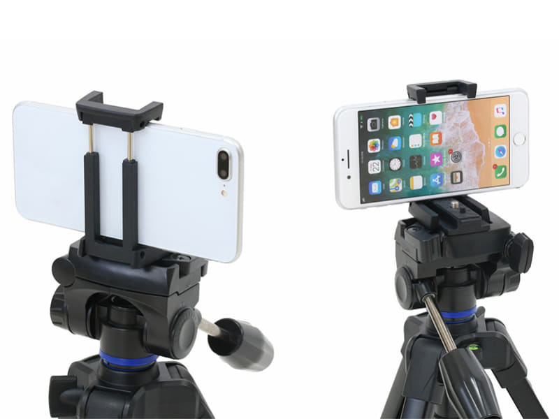 クイックシューに組み込まれたパーツを利用してスマートフォンを固定する