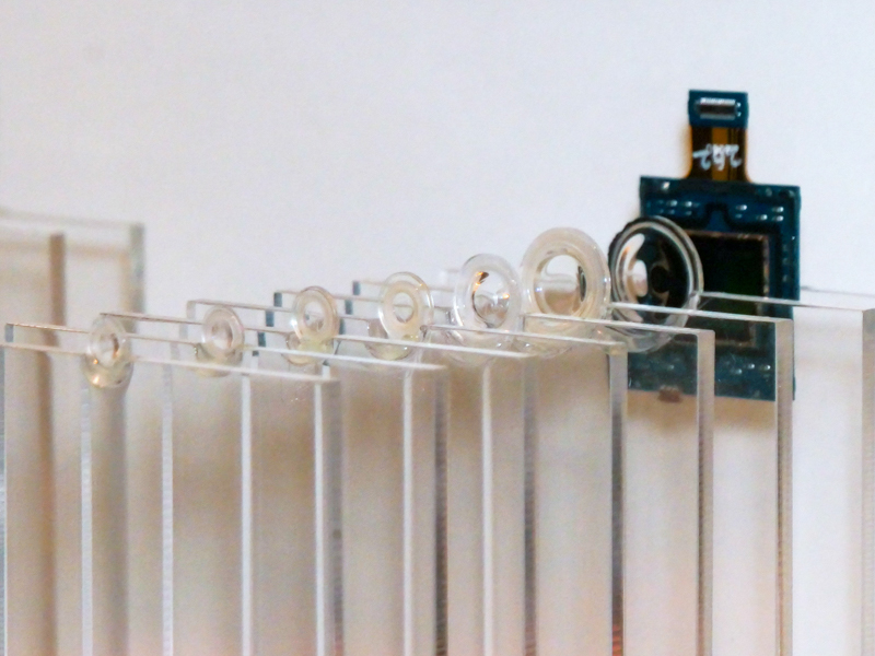 レンズは7枚構成。前モデルは6枚構成だった