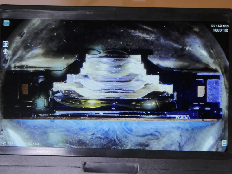 内部写真。ぎゅっとレンズを詰め込んだ。下がセンサー側