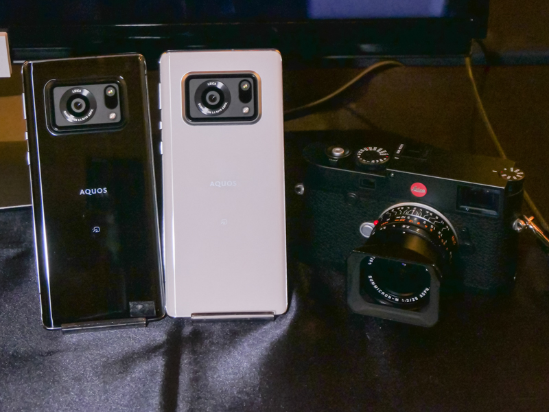 AQUOS R6と、ライカの代表機種「ライカM10」（右）