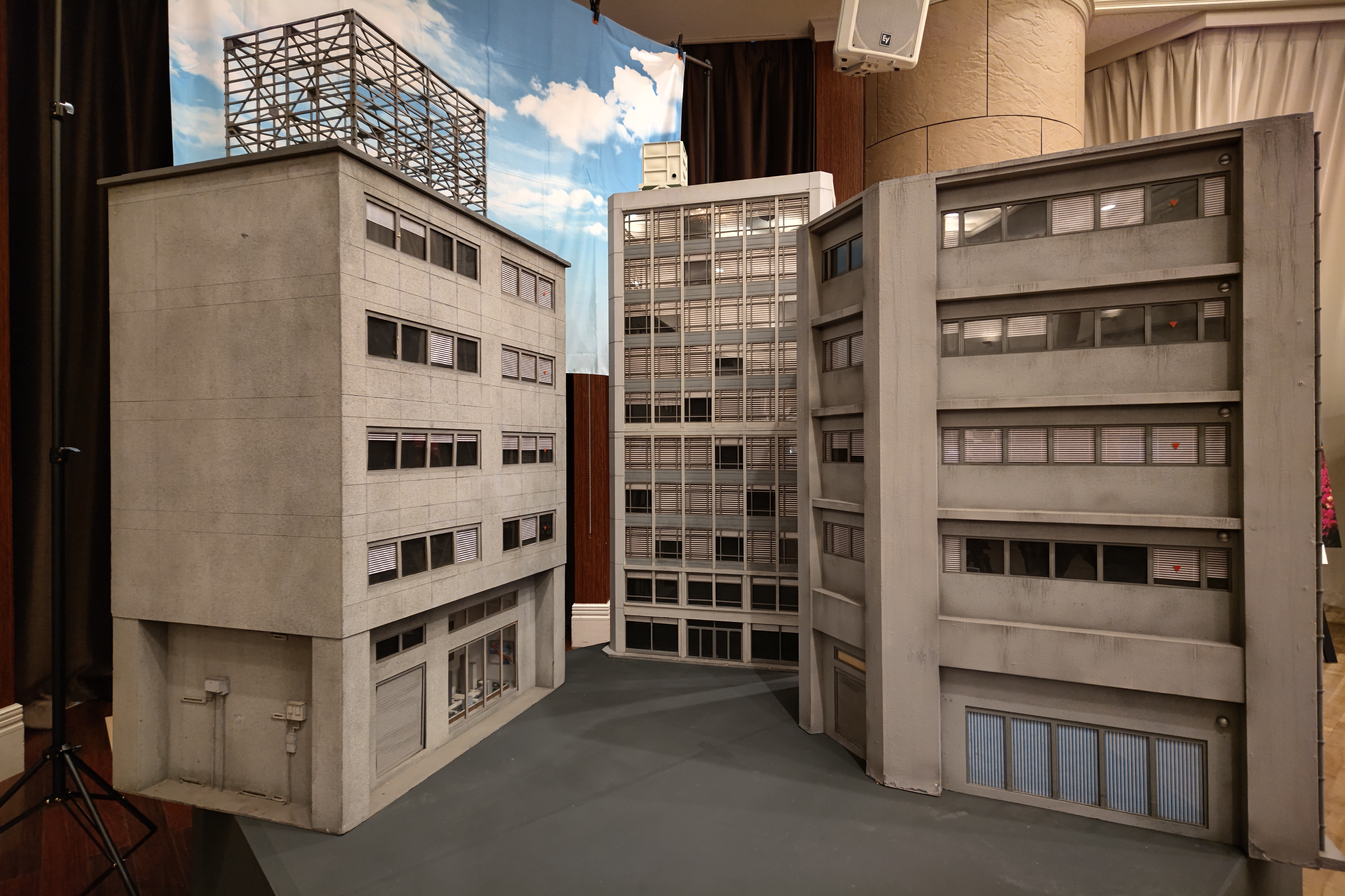 実際にAQUOS R6（試作機）で撮影した画像。これは超広角の19mm相当。ちなみにこのジオラマは、ウルトラマンで実際に使われたものを借りてきたらしい