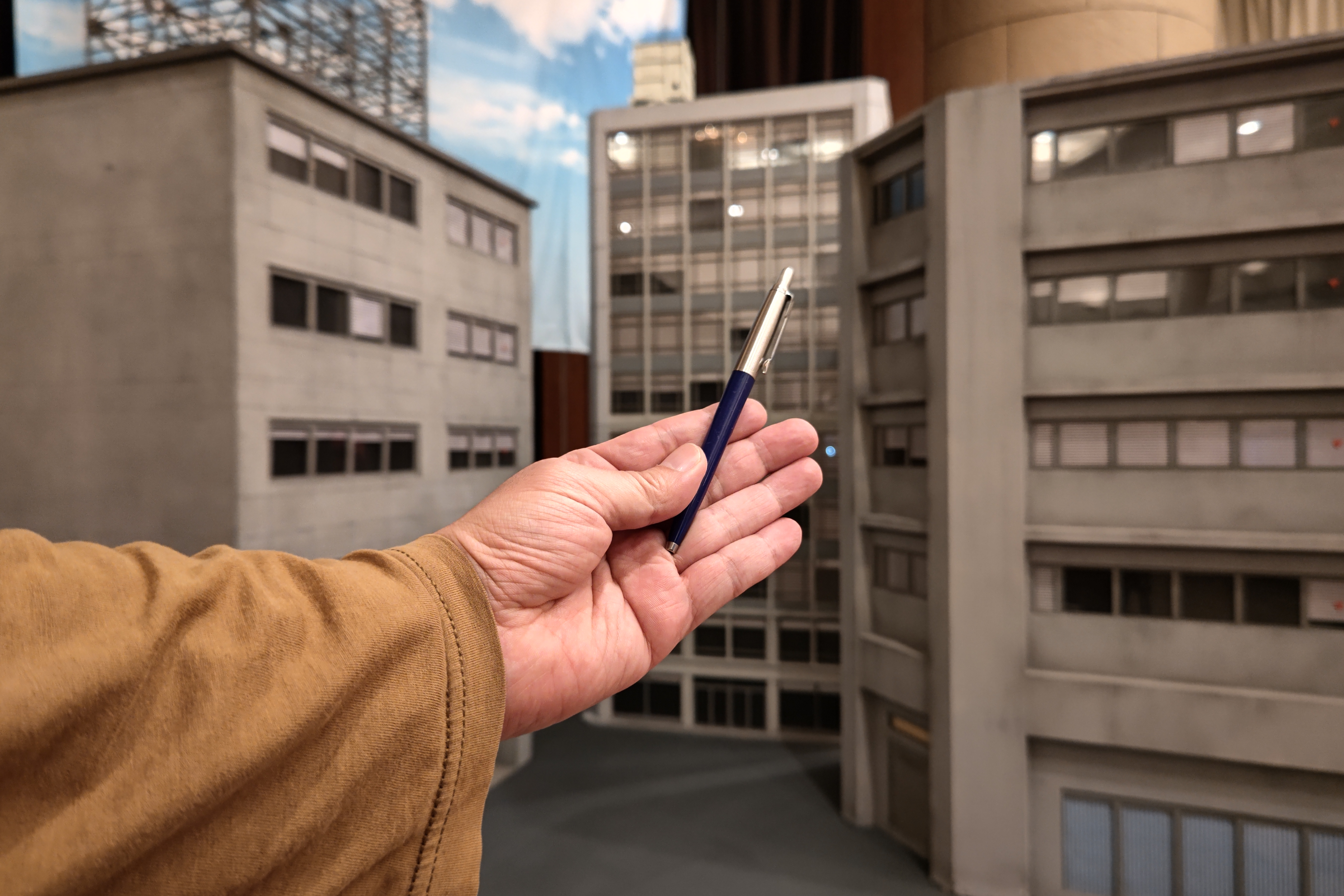 近年一般的なスマートフォンでは、被写体や背景までの距離を測って演算することでデジタル的にボケを作れるが、AQUOS R6は大型センサーと明るいレンズで光学的にボケを得ている。そのため、デジタル処理で作り出すボケが苦手とする、ストローや髪の毛のような細い部分も自然なボケとなる