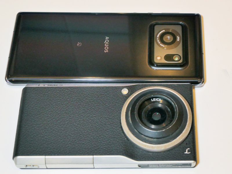 参考：AQUOS R6とLUMIX CM1（※社外品のフジツボ型フードを装着）の比較。LUMIX CM1はレンズが大きく、沈胴式のため、同じ1インチと考えれば、AQUOS R6は大幅に薄型化している