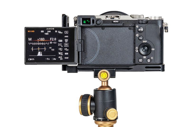 アルカスイス互換形状を採用（画像はロングブラケットを装着した状態）