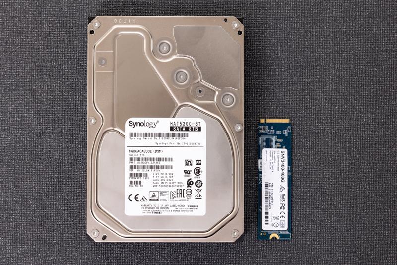 HDDとNVMe SSD、どちらもSynologyブランドのストレージ