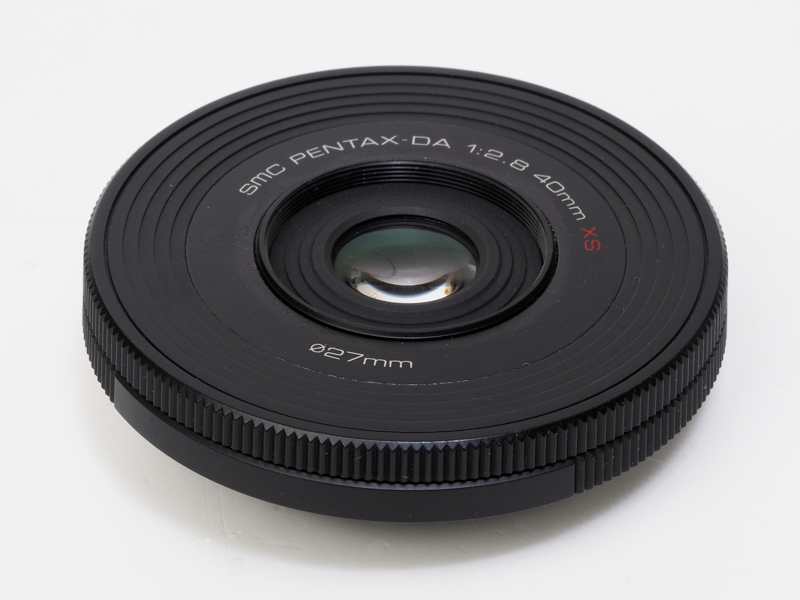 PENTAX K-01が“ミラーレス機”になれたのは、新開発の超薄型レンズsmc PENTAX-DA 40mmF2.8 XSが用意されたことも一役買っているでしょう。K-01がディスコンになっても、このレンズは現行品として生き残っていて、最新のPENTAX K-3 Mark IIIにも使えます。