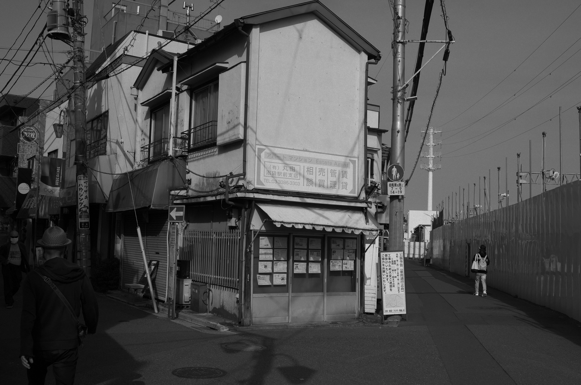 三叉路。モノクロの階調も見てみます。調子は標準設定ですが、少し露出を辛めにしてみました。白い壁のディテールがよく出ました。個人的にも好きな描写です。ただ、つるんとした感じになったので僅かに粒子を乗せてみました。<br>PENTAX K-01　HD PENTAX-DA 20-40mmF2.8-4ED Limited DC WR（F8・1/2,000秒）ISO 400