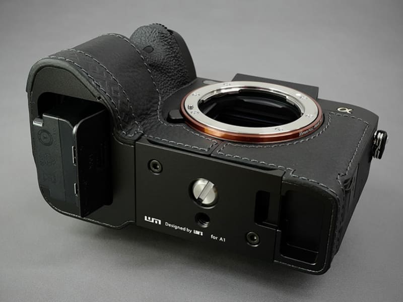 ケースを装着したままバッテリー交換できる