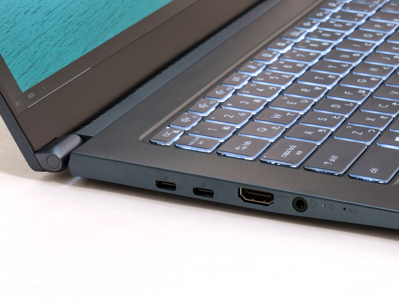 左からThunderbolt 4 Type-C（USB PD対応）×2、HDMI×1、ヘッドホン出力（Hi-Res対応）/マイク入力コンボジャック×1