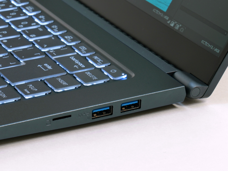 左からmicroSDスロット×1、USB 3.2 Gen2 Type-A×2