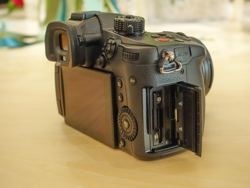 カードスロットは、ビデオスピードクラスV90対応のSDスロット×2で従来機を踏襲