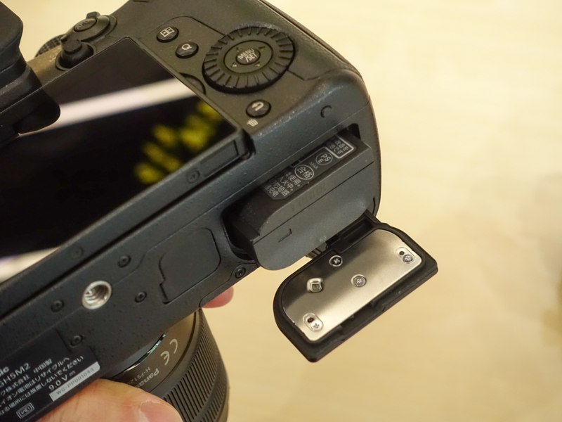 新バッテリー「DMW-BLK22」が同梱される。従来機と比較して容量が18％向上しているという。GH5IIには従来バッテリーも使用可能。