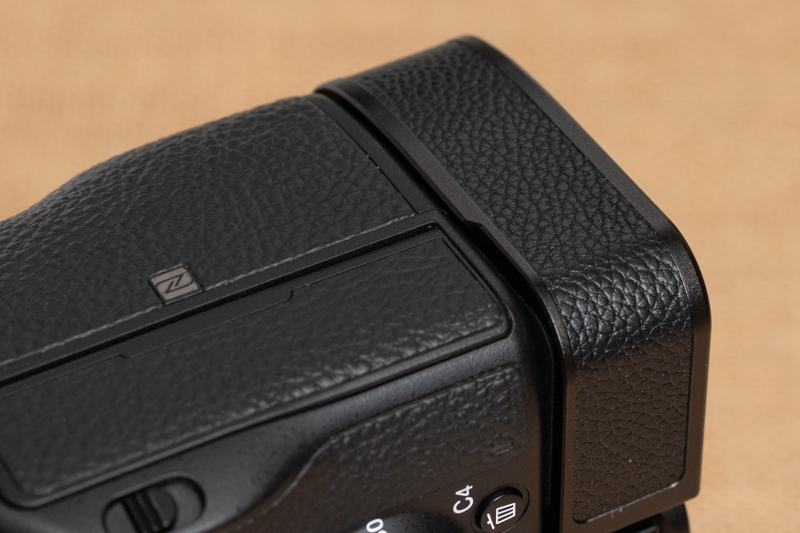 側面の形状も本体にピッタリ合っている