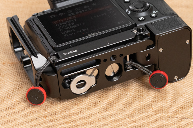 ストラップホールが2つあるので、縦づりなど付け方の自由度が高まる