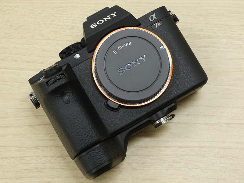 参考：ソニー純正の「グリップエクステンションGP-X1EM」装着例