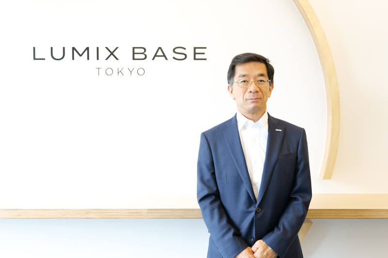 山根洋介氏（パナソニック株式会社 イメージングビジネス ユニット長）。施設入り口にて