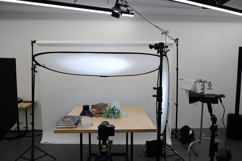 ブツ撮りスペースは大きな紗幕も用意。人物撮影にも応えられるとしている