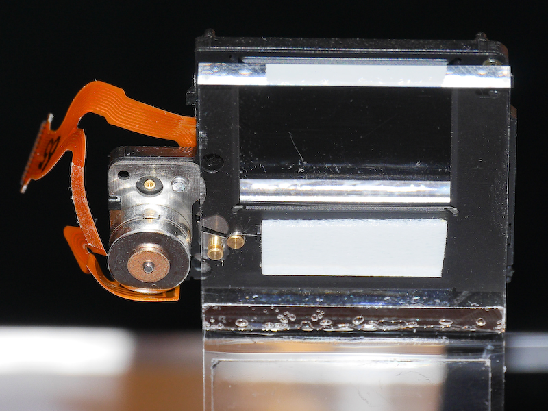 LUMIX GMのシャッターユニット。（<a href="https://dc.watch.impress.co.jp/docs/news/619861.html" class="n" target="_blank">パナソニック「LUMIX DMC-GM」発表会レポート</a>より）