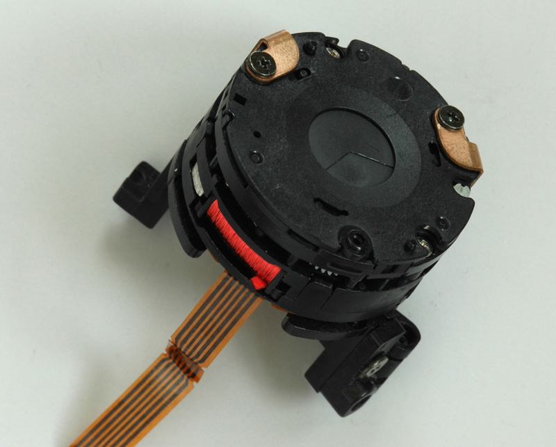 写真3：コンパクトデジタルカメラの電動レンズシャッターの例。ボディとの連携は電流を流すフラットケーブルで行うので、機械的なロッドやレバーで行う必要がない。
