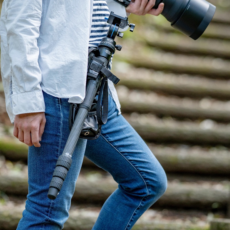 固定用ベルトを利用して、刀のように斜めに一脚を固定。持ち歩くときに邪魔にならないという