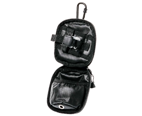 使用時はホルスターを展開。一脚を差し込むポケットには、水抜き用の穴を備えた