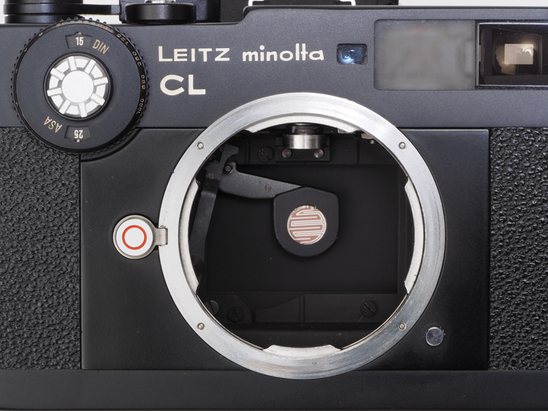 シャッターチャージすると、収納されていたCdSがうわっと出てきます。レンズ後玉の直後で測光しますから、これが本当のダイレクト測光ではないかと思うのです。