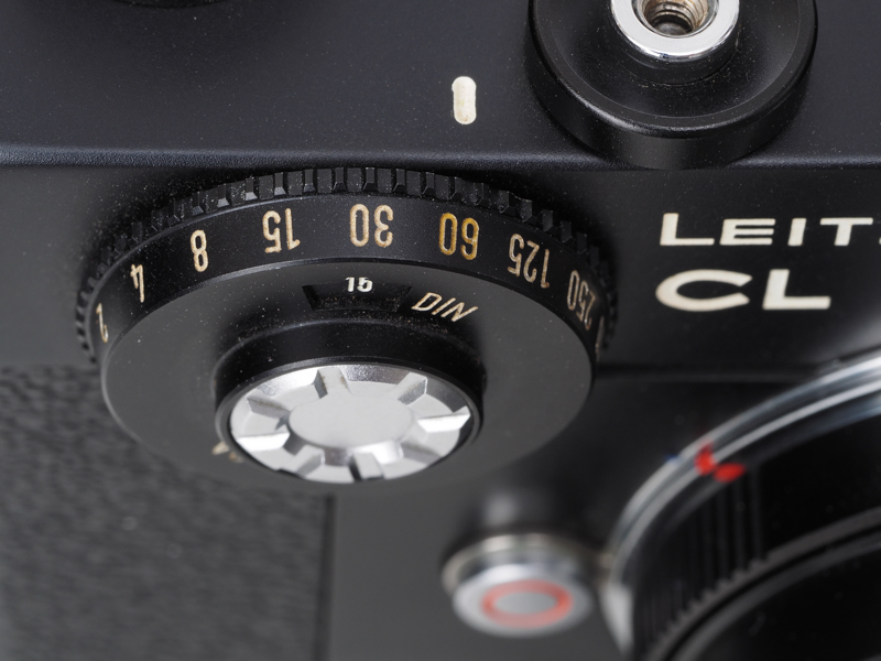 シャッターダイヤルはボディ前面にあるので、スクリューマウント時代のライカの低速シャッターみたいですね。長年の使用で手垢によってエングレーブされた数字が埋もれています。今回、一生懸命掃除したのですが、これが限界でした。