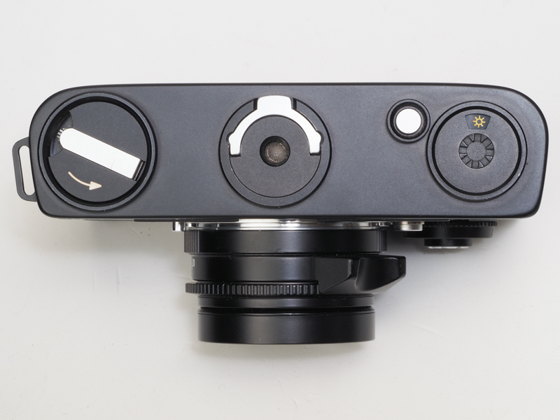 左から巻き戻しクランク、底蓋キー、リワインドボタン、フィルム種別窓ですがライカM5のお子様みたいな意匠です。