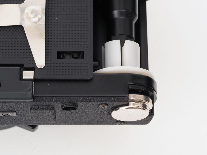 古いカメラですからMR-9の水銀電池使用です。今は互換タイプを使うか電池アダプターでSR44あたりを使えます。底蓋の中にバッテリー室があり、フィルムが入っている時は交換できません。