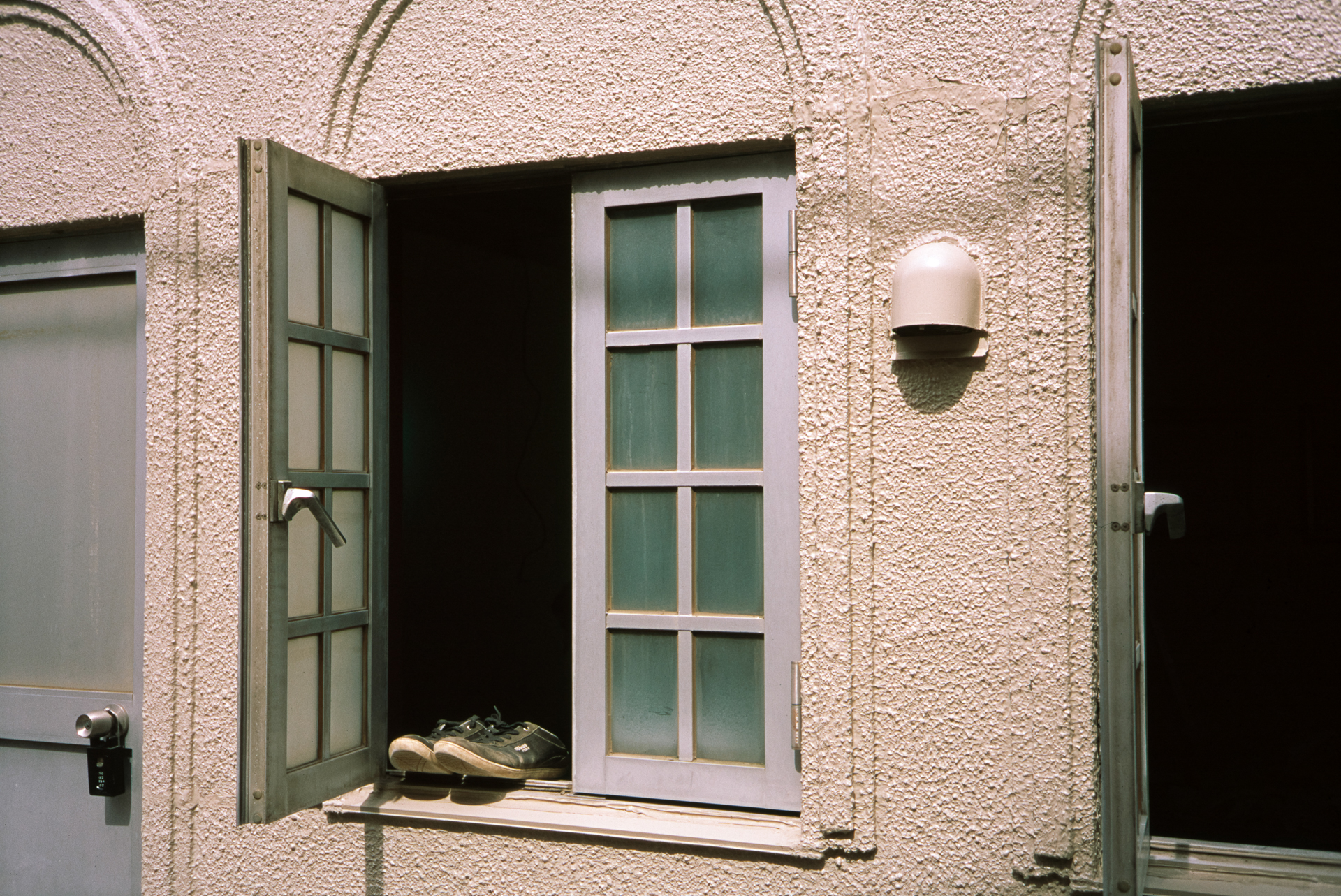 ゾナー40mm F2.8を使用してみました。ローライ35Sに採用されたレンズで、日本で鏡胴を設計し、本体を組み入れライカスクリューマウント互換レンズにしました。ローライ35は目測カメラですから、絞りを開いた条件でレンズのポテンシャルを引き出すには神経を使いますが、このレンズなら大丈夫です。<br>ライツミノルタCL　ゾナー40mm F2（F8・1/250秒）フジクロームプロビア100