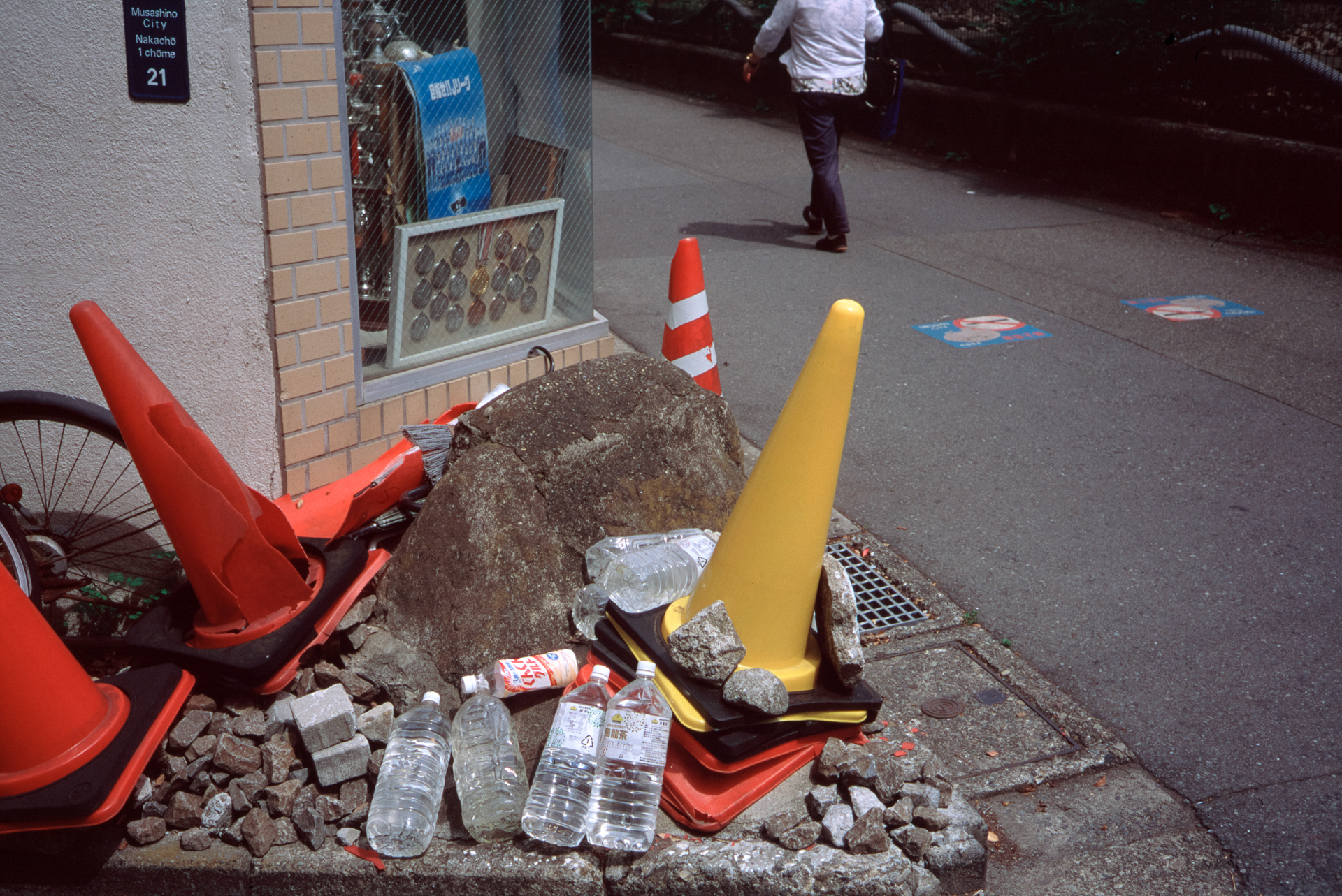 40mmのレンズの見え方って、久しぶりに使うと新鮮です。35mmレンズ派の私は、ああ、そうだそうだこんな画角だったと、目玉が思い出します。標準ズームレンズを使えば40mmの画角は設定できますが気持ちが違います。目についたものをポンポン撮影したくなる画角です。<br>ライツミノルタCL　ゾナー40mm F2（F5.6・1/500秒）フジクロームプロビア100